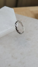 Load image into Gallery viewer, Twist Ring